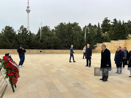 Türkiyəli nazir Fəxri və Şəhidlər xiyabanlarını ziyarət edib - YENİLƏNİB
