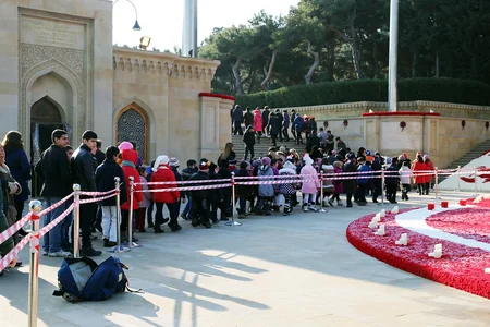 Началось массовое посещение Аллеи шехидов - ФОТО