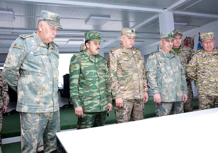 Azərbaycanın hərbi qulluqçuları Qazaxıstanda təlim çərçivəsində tranşey döyüşü nümayiş etdiriblər