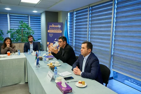 Fərid Qayıbov “Yüksəliş” müsabiqəsinin qalibləri ilə görüşüb