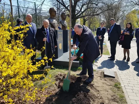 Elmar Məmmədyarov Azərbaycan və Polşanın müstəqilliklərinin 100 illiyi şərəfinə ağac əkib