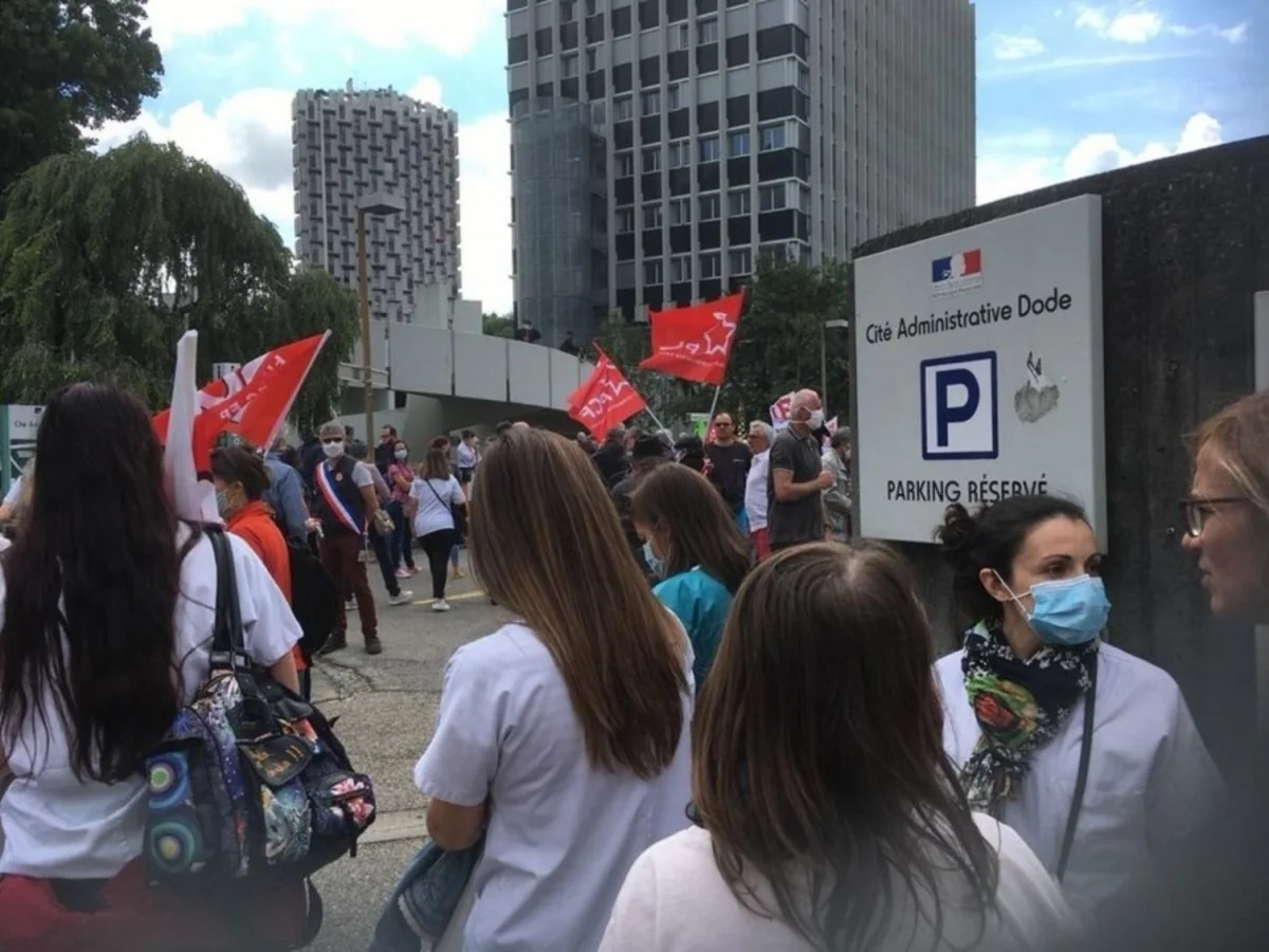 Parisdə etirazlar zamanı 19 polis yaralanıb