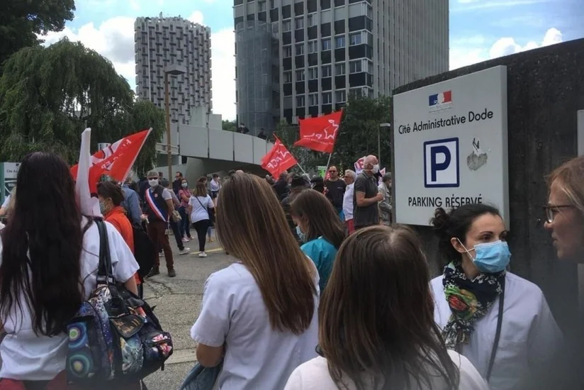 Parisdə etirazlar zamanı 19 polis yaralanıb