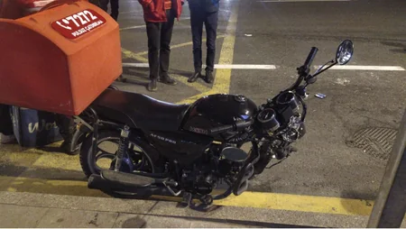 Bakıda motosikletlə avtomobil toqquşdu, xəsarət alan var - FOTO