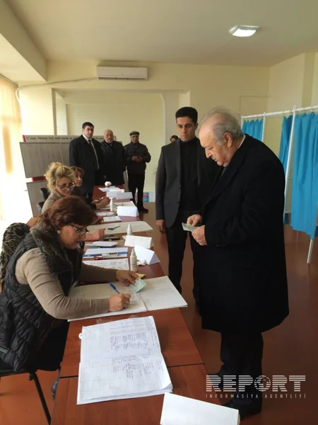 Azərbaycanın keçmiş prezidenti parlament seçkilərində səs verib - FOTO