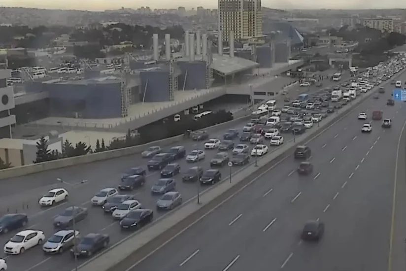 Bakının bir çox yollarında nəqliyyatın sıxlığı müşahidə edilir - SİYAHI