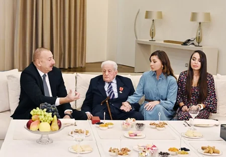 Prezident İlham Əliyev Xalq artisti Əlibaba Məmmədova “Şərəf” ordenini təqdim edib - YENİLƏNİB