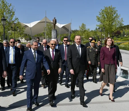 Prezident İlham Əliyev Ankarada Heydər Əliyevin abidəsini ziyarət edib