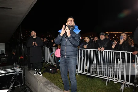 Bakıda Heydər Əliyev Mərkəzinin qarşısında xalq seçkinin ilkin nəticələrini izdihamla qeyd edir