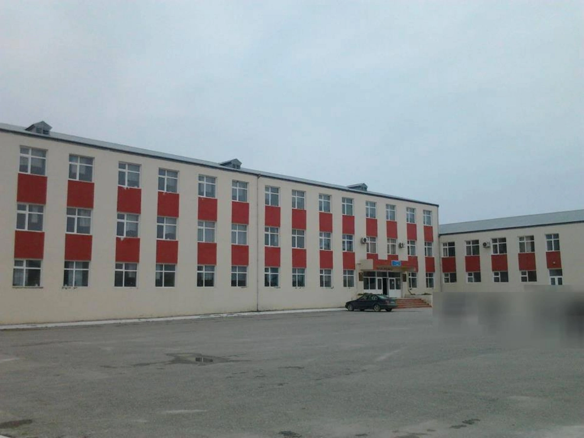 Güclü külək Bakıda 11 məktəbə ziyan vurub