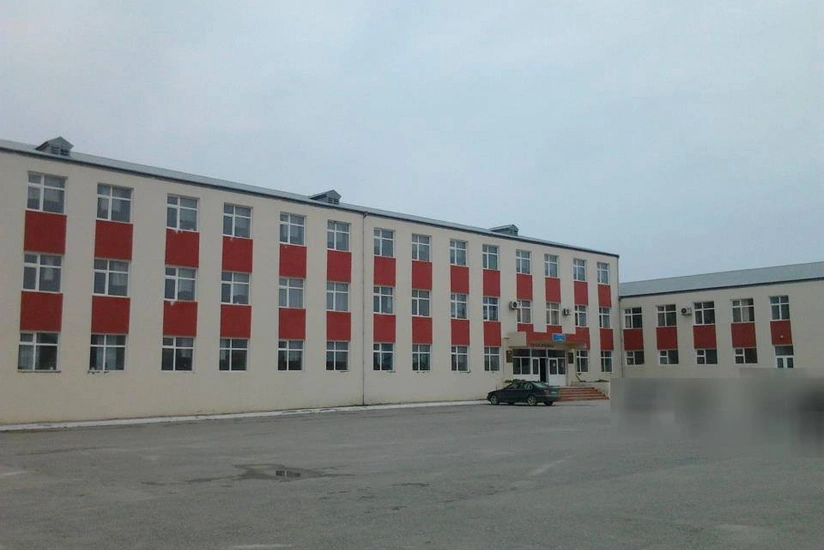 Güclü külək Bakıda 11 məktəbə ziyan vurub