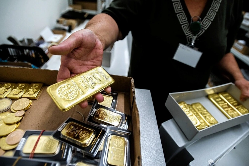 Gold dips as investors await US election outcome