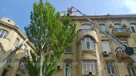 Bakıda tarixi binanın üzərində tikilən mansard sökülür