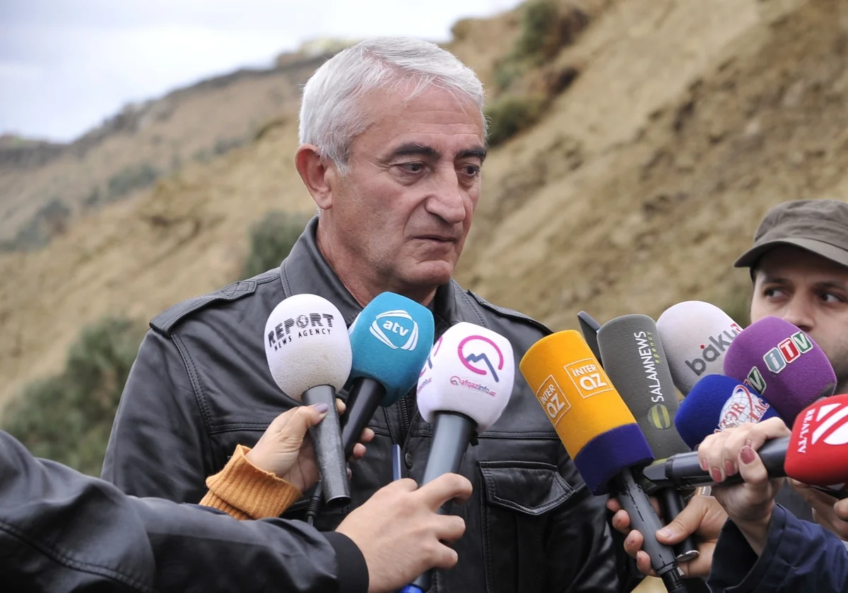 Əziz Qaralov: Sürüşmə evlərin hasarlarına doğru yaxınlaşır