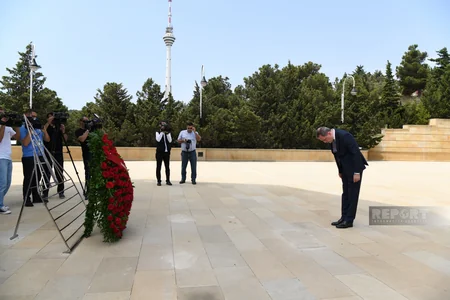 Diplomatik xidmət orqanlarının rəhbərləri Şəhidlər Xiyabanını ziyarət edib