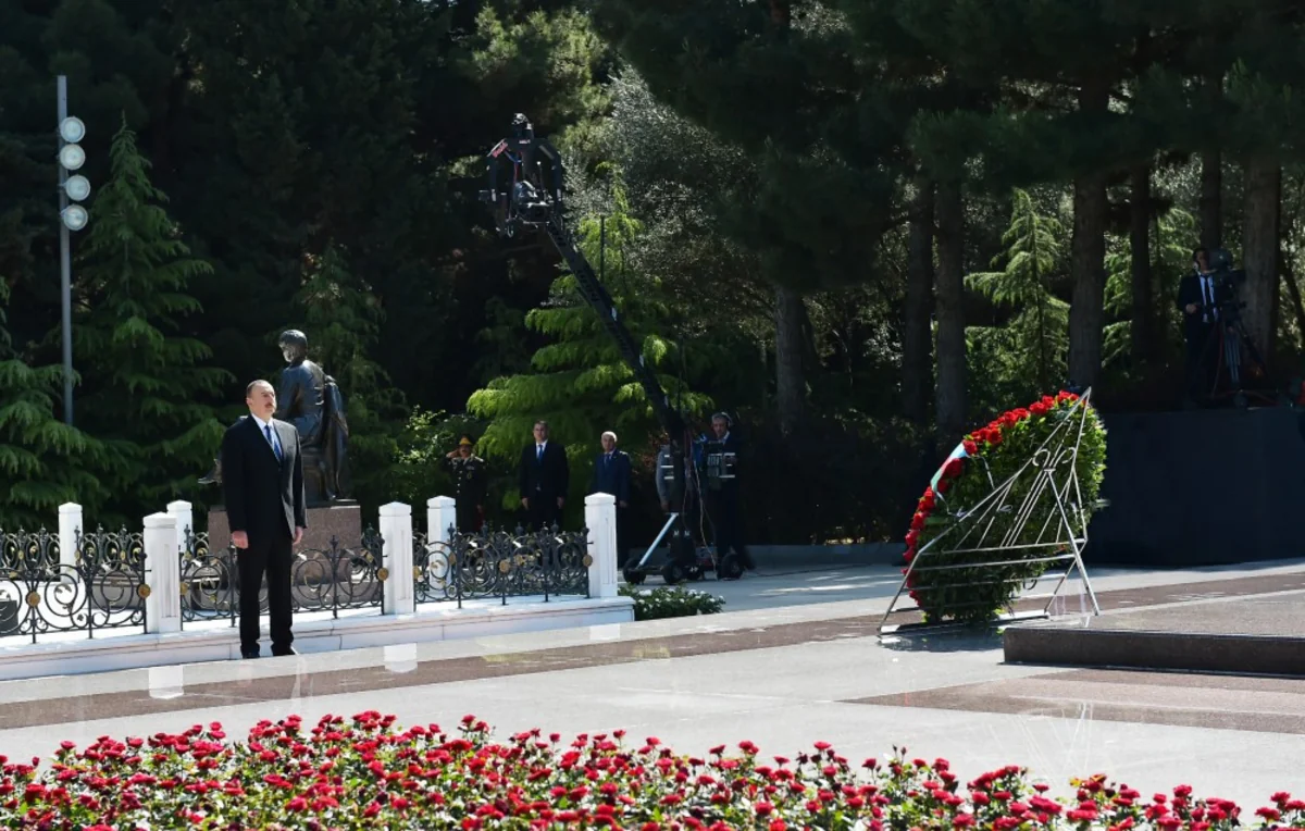 Azərbaycan Prezidenti Ümummilli Lider Heydər Əliyevin məzarını ziyarət edib