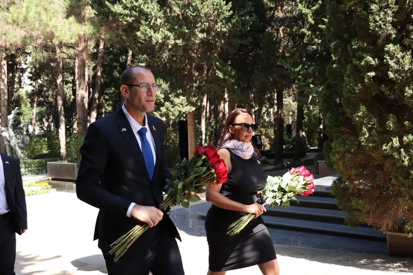 İsrail səfiri Fəxri və Şəhidlər xiyabanlarını ziyarət edib