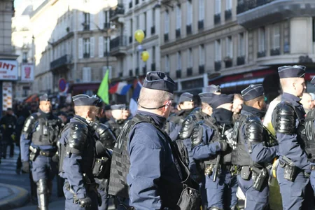 Parisdə sarı jiletlilərin aksiyasında 30-dan çox etirazçı saxlanılıb - FOTO