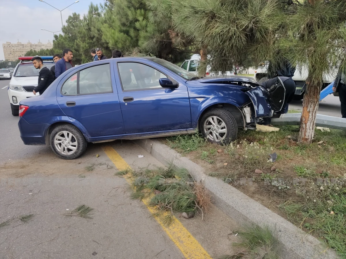 İdarəetməni itirən sürücü avtomobili işıq dirəyinə çırpdı