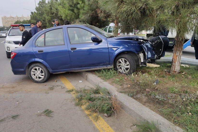 İdarəetməni itirən sürücü avtomobili işıq dirəyinə çırpdı
