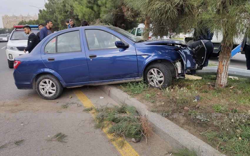 İdarəetməni itirən sürücü avtomobili işıq dirəyinə çırpdı