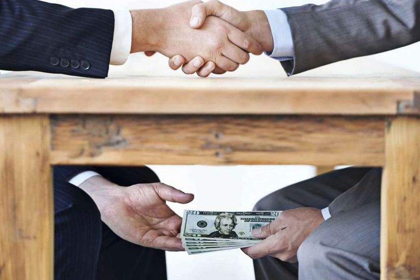 Gürcüstanda Azərbaycan vətəndaşından rüşvət alan məmur saxlanılıb