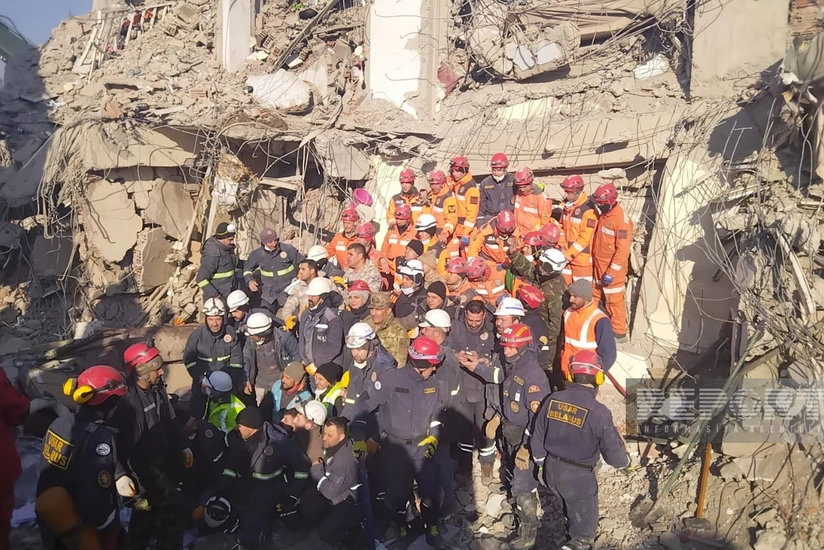 Azərbaycanın xilasediciləri 198 saatdan sonra dağıntılar altından 2 qardaşı sağ çıxarıb - YENİLƏNİB