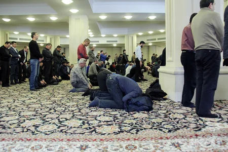 ​Heydər məscidində növbəti vəhdət namazı qılınıb, BƏƏ-nin Bakıdakı konsulu namazda iştirak edib - FOTO