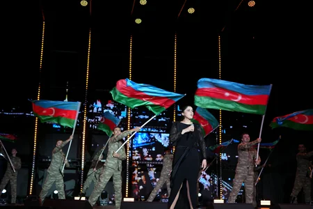 Heydər Əliyev Mərkəzinin parkında Milli Qurtuluş Gününə həsr olunan konsert keçirilib