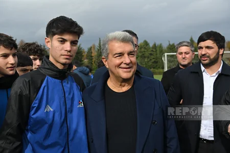 Barselonanın prezidenti Bakıda yeniyetmə futbolçularla görüşüb