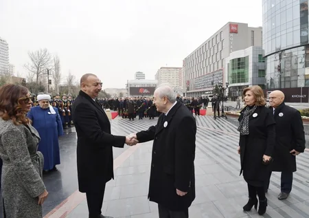 İlham Əliyev və Mehriban Əliyeva Xocalı abidəsini ziyarət edib - YENİLƏNİB