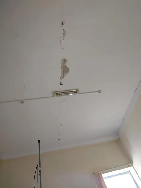 Bakıda qəzalı vəziyyətə düşən məktəb bağlanıb