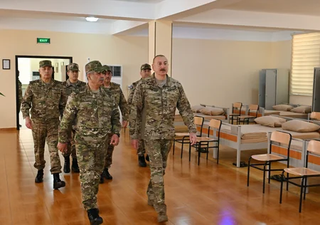 İlham Əliyev MN-in komando hərbi hissələrinin birində yaradılan şəraitlə tanış olub, hərbi hissəyə Döyüş bayrağını təqdim edib