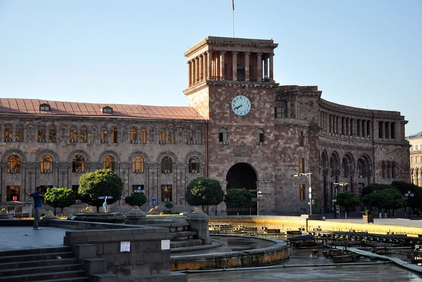 Ermənistan yenidən ağ bayraqla atəşkəs istədi