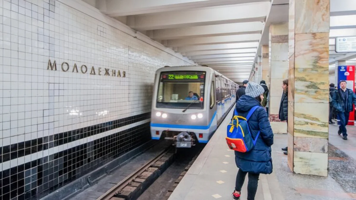 В Москве погиб пассажир, упав под прибывающий поезд на станции метро