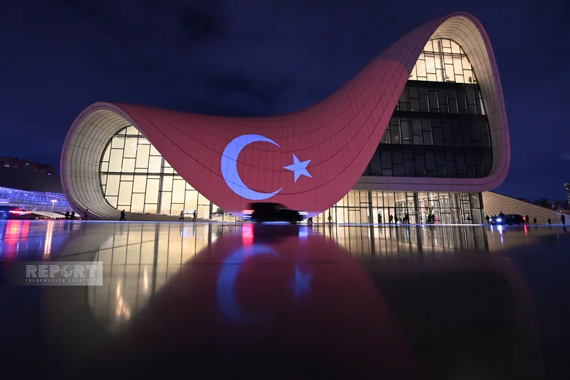 Heydər Əliyev Mərkəzi Türkiyə bayrağı ilə işıqlandırılıb