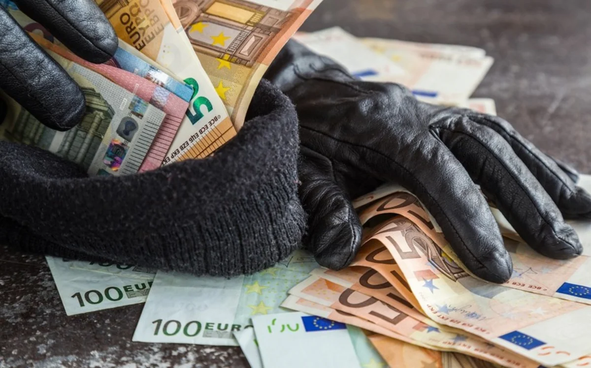 Bakıda mağazadan 2 min manatlıq oğurluq edilib