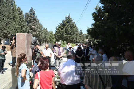Mədəniyyət nümayəndələri Xalq artisti Şahmar Ələkbərovu məzarı önündə yad ediblər