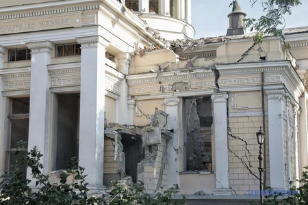 Rusiya ordusunun Odessanı bombalaması nəticəsində kafedral kilsə dağılıb