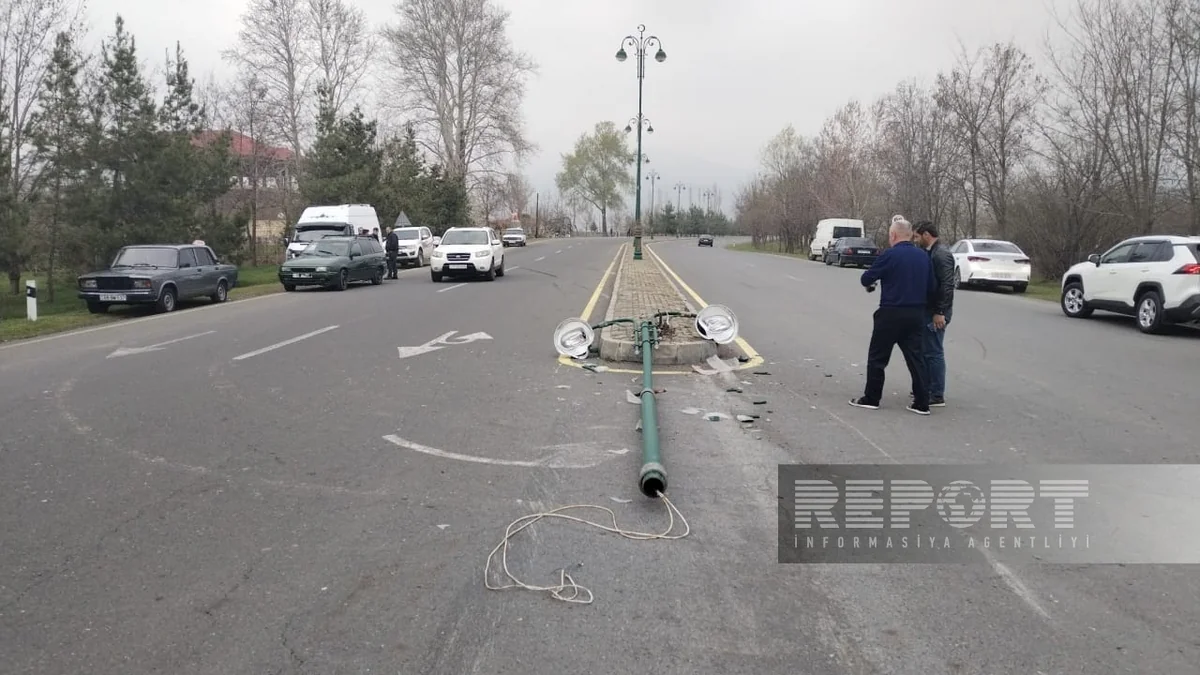 Oğuzda avtomobil elektrik dirəyinə dəyib, xəsarət alanlar var