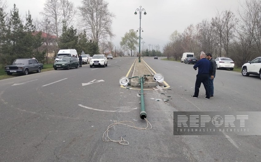 Oğuzda avtomobil elektrik dirəyinə dəyib, xəsarət alanlar var