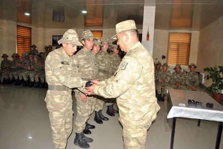 Hərbi qulluqçuların ehtiyata buraxılmasına həsr olunmuş təntənəli mərasim keçirilib