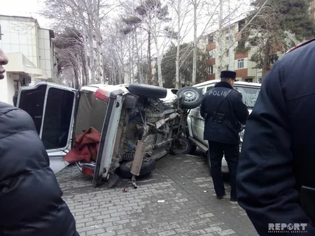 Mingəçevirdə yol qəzası olub, avtomobillərdən biri aşıb