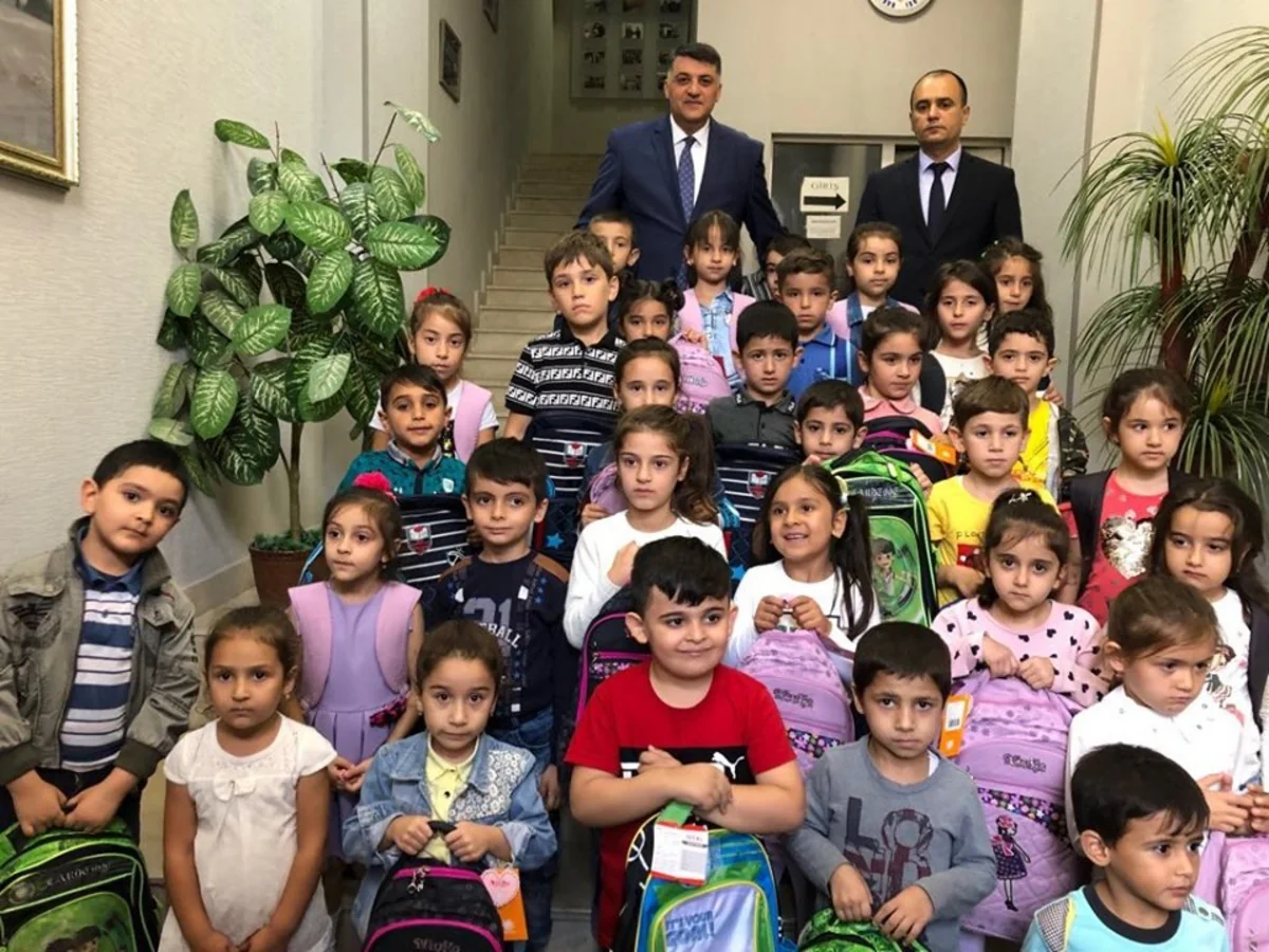 Aztəminatlı ailələrdən olan uşaqlara məktəbli çantası və ləvazimatları verilib