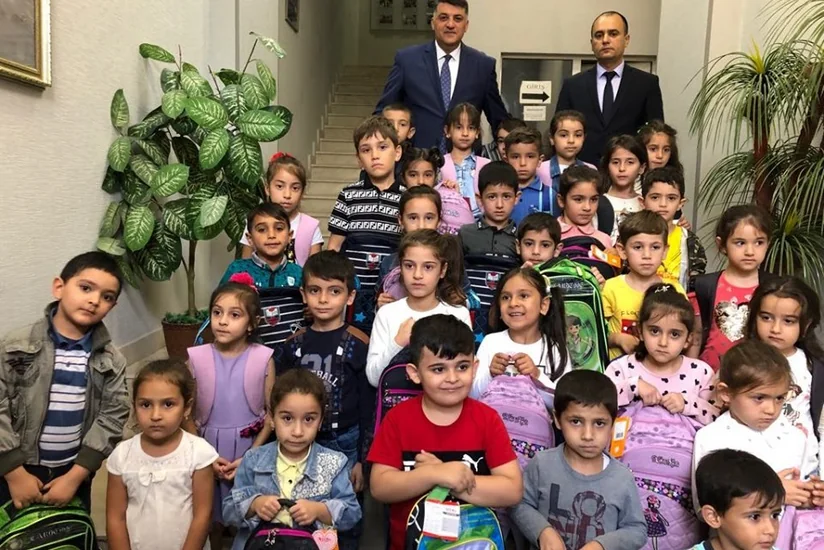 Aztəminatlı ailələrdən olan uşaqlara məktəbli çantası və ləvazimatları verilib