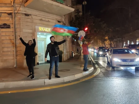 В Баку празднуют победу Азербайджана над Арменией