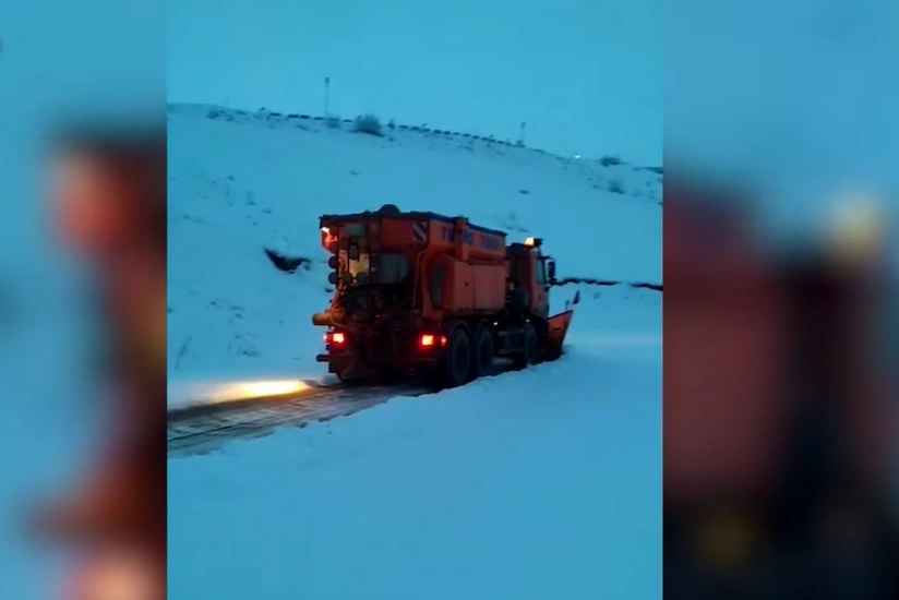 AAYDA: Gecə boyu və səhər yollar qar və buzdan təmizlənib