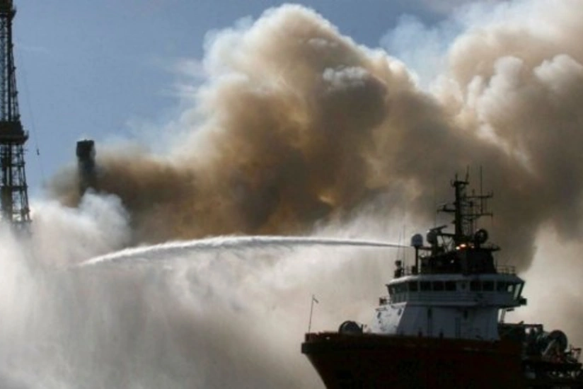 Commander of ship involved in fire-fighting at 'Guneshli' rig dies - PHOTO