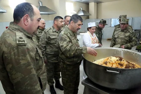 ​Azərbaycan müdafiə naziri: Biz düşmənə elə zərbələr endiririk ki, onlar qorxub qaçırlar