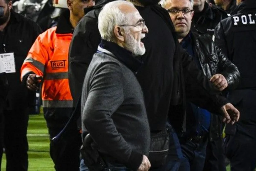 PAOK klubunun sahibinin oyun zamanı meydana silahla girməsi ilə bağlı bəyanat yayılıb - VİDEO